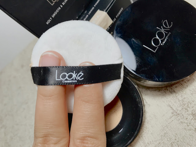 review loose powder looke, bedak tabur untuk kulit berminyak, bedak untuk kulit berminyak, holy smooth and blur loose powder, bedak Looke, bedak tabur looke